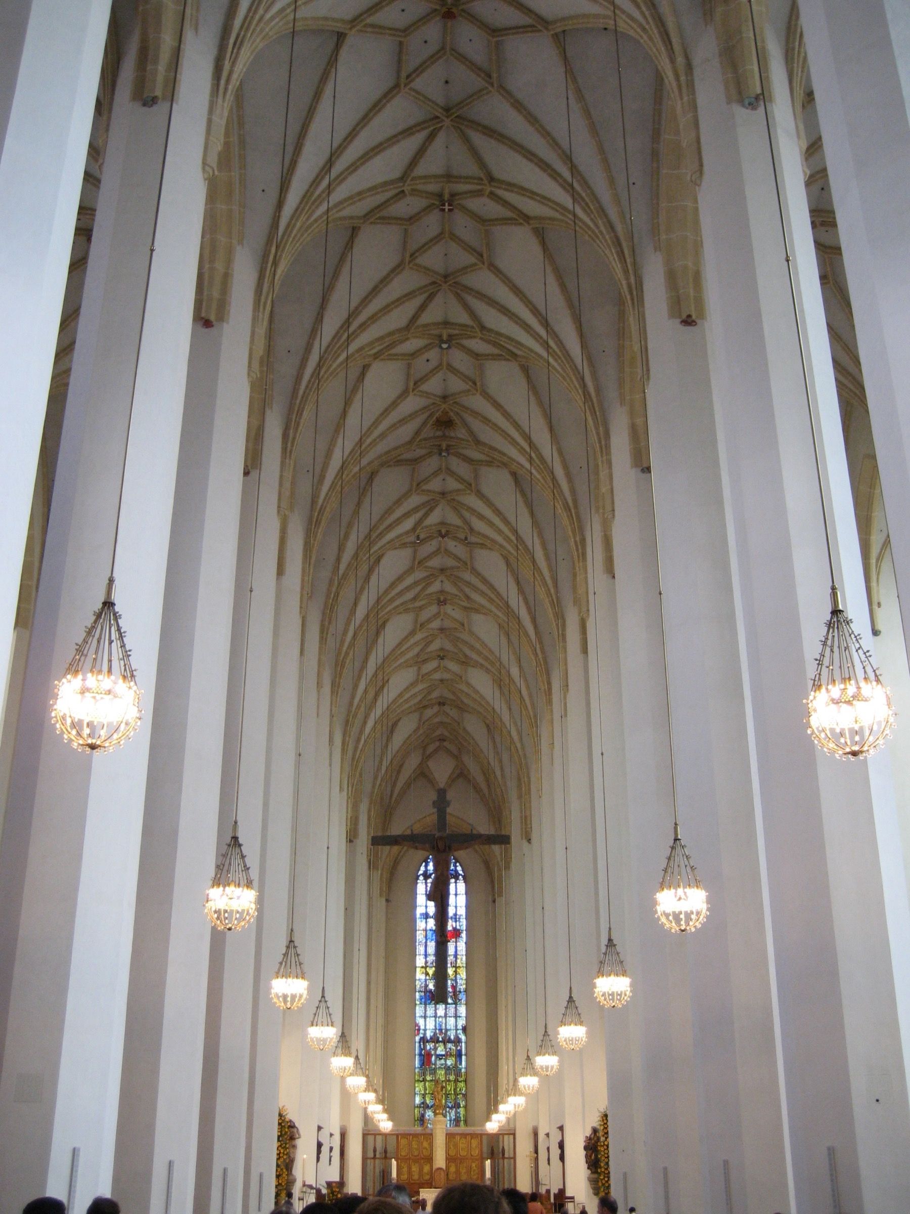 Innenraum der Frauenkirche mit dem sogenannten Fensterlos-Effekt; der Blick vom Eingang verdeckt die meisten Fenster durch die Pfeiler
