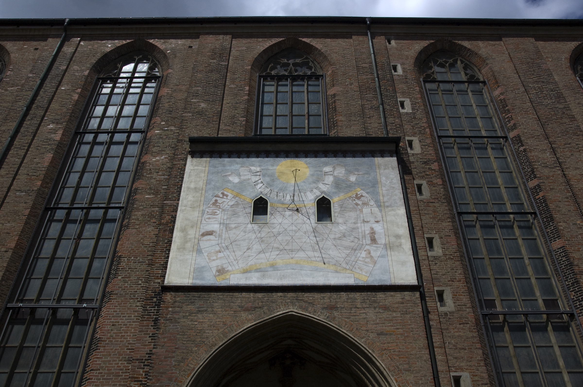 München - Frauenkirche - Dom zu Unserer Lieben Frau - Liebfrauendom - Sonnenuhr über dem Südportal (1)