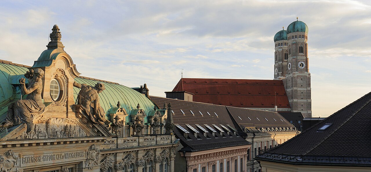 Außenansicht der Frauenkirche mit den beiden Zwiebeltürmen, März 2018