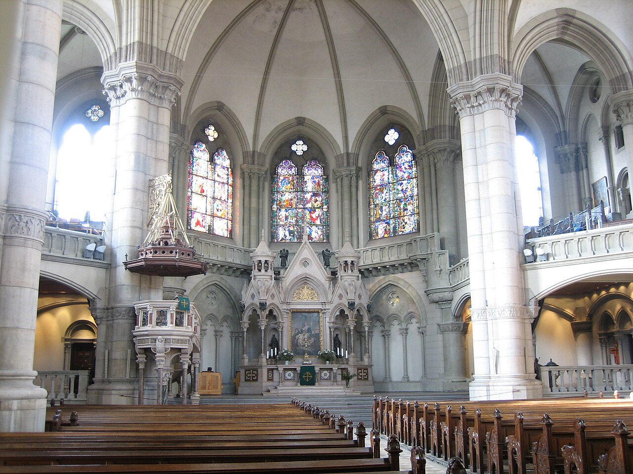 Blick durch das Kirchenschiff der Lukaskirche zum Altarraum