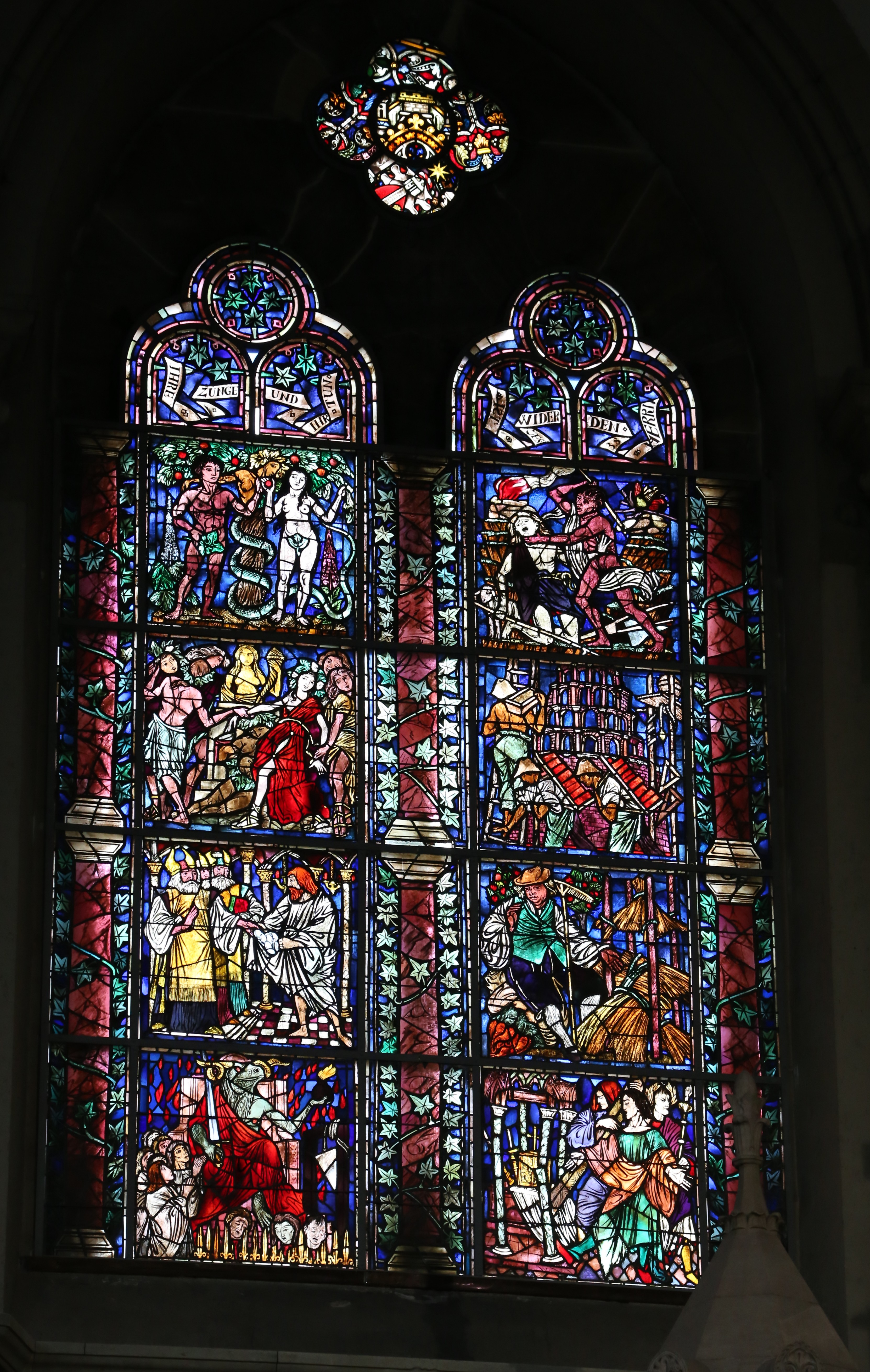 Fenster im Innenraum der Lukaskirche