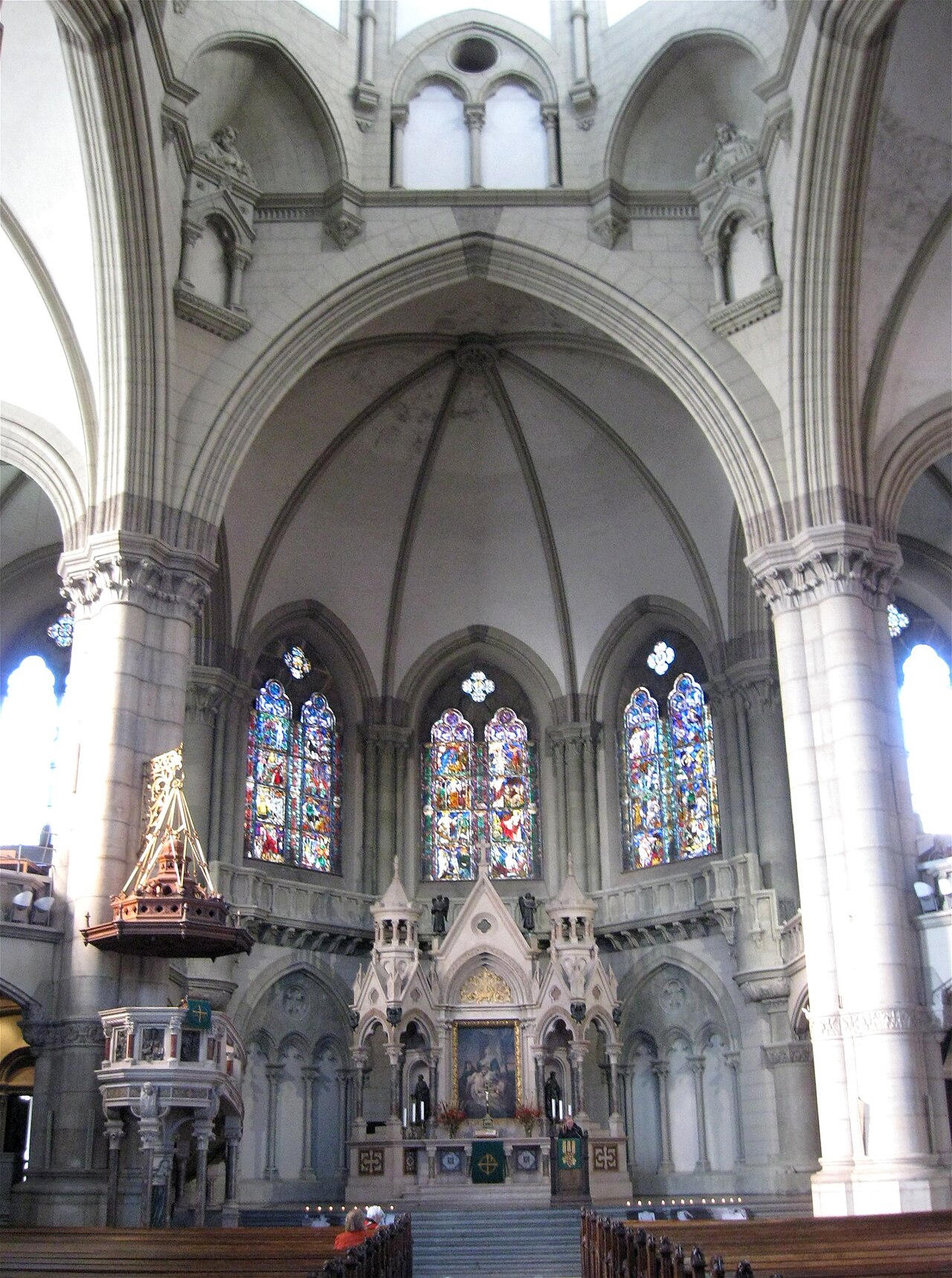 Innenraum der Lukaskirche mit Gewölbe und Emporen
