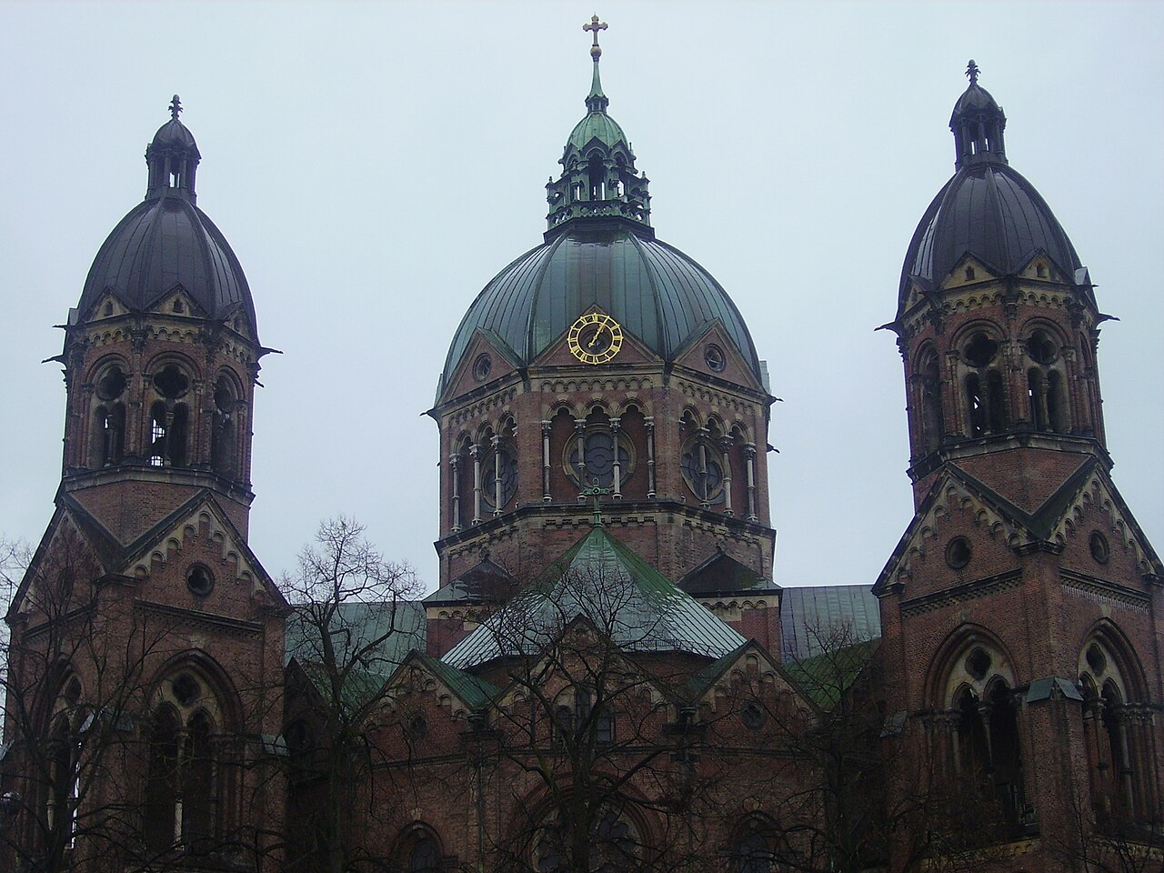 Lukaskirche in München mit Kuppel und flankierenden Türmen