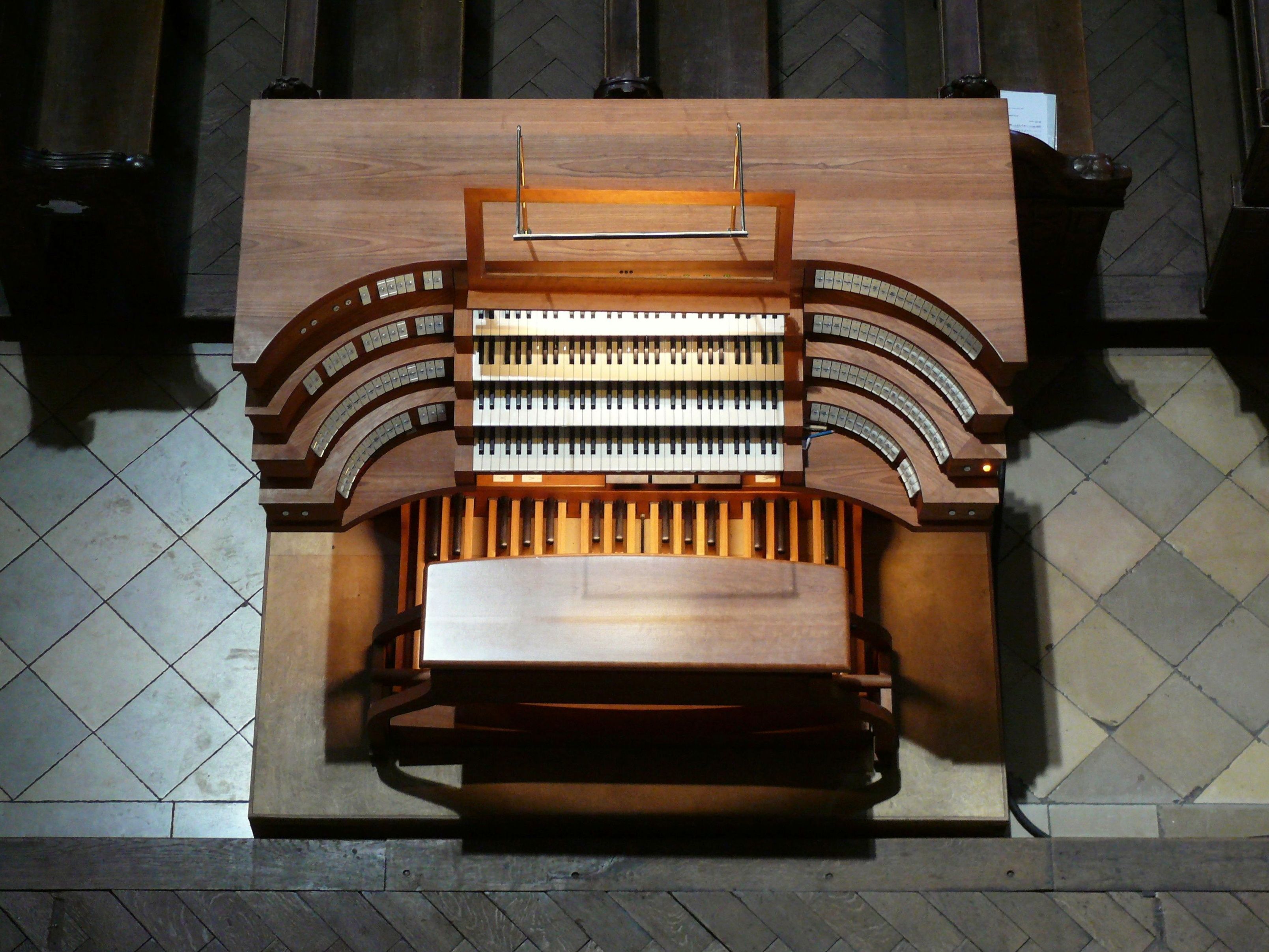 Spieltisch der Orgel der Lukaskirche von der Empore aus