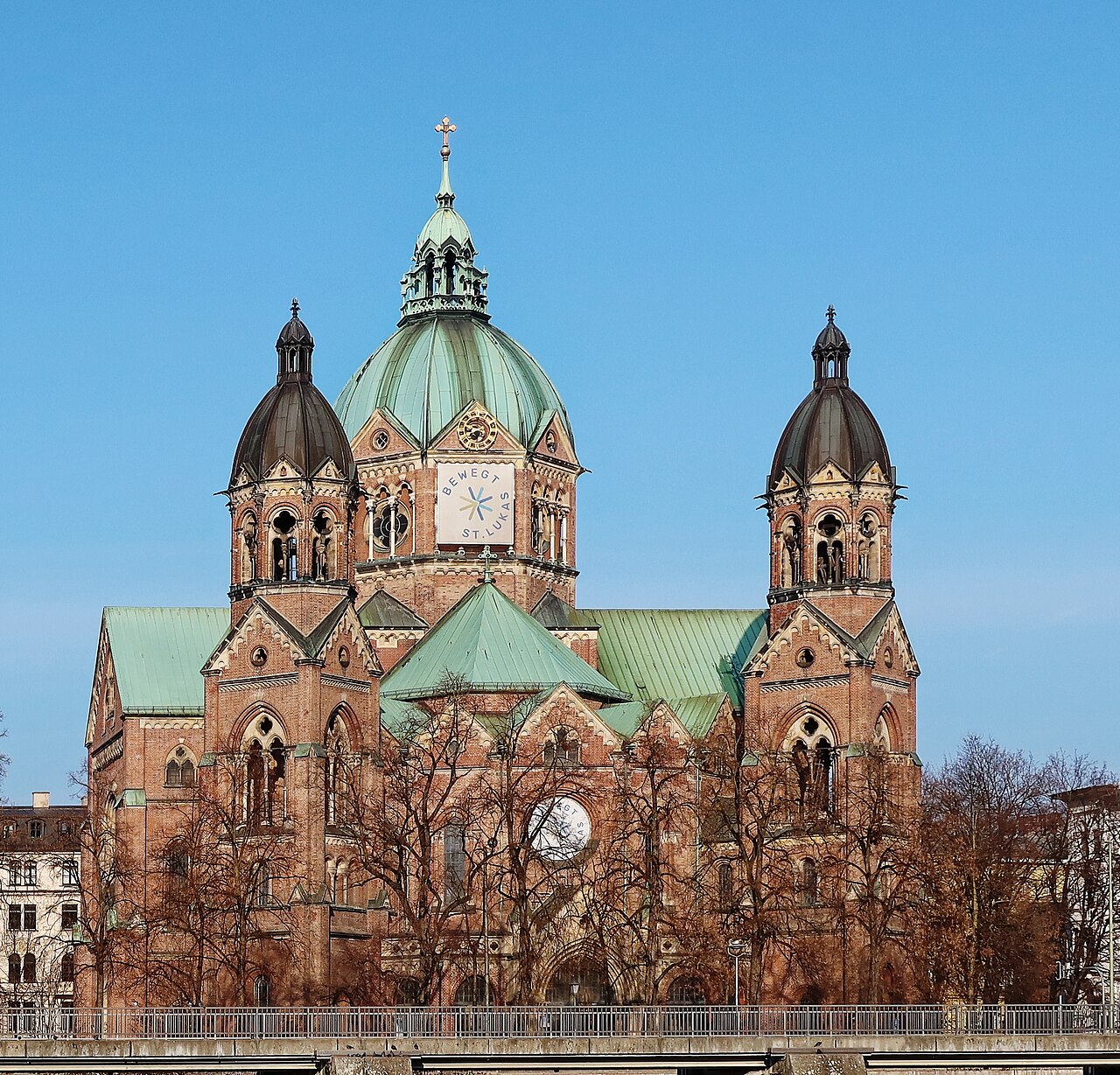 Winterliche Außenansicht der Lukaskirche in München