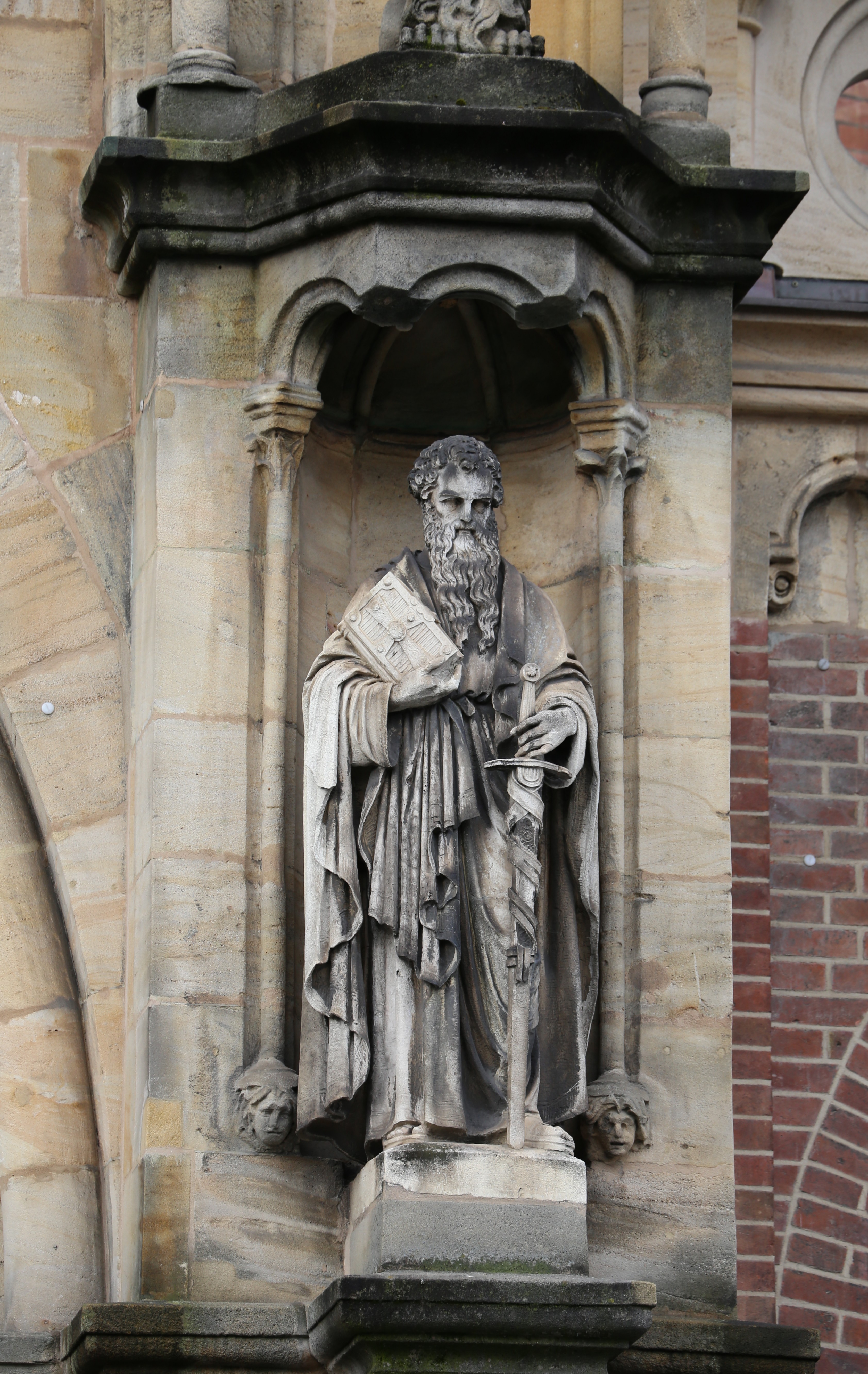 Statue am Eingangsportal der Lukaskirche